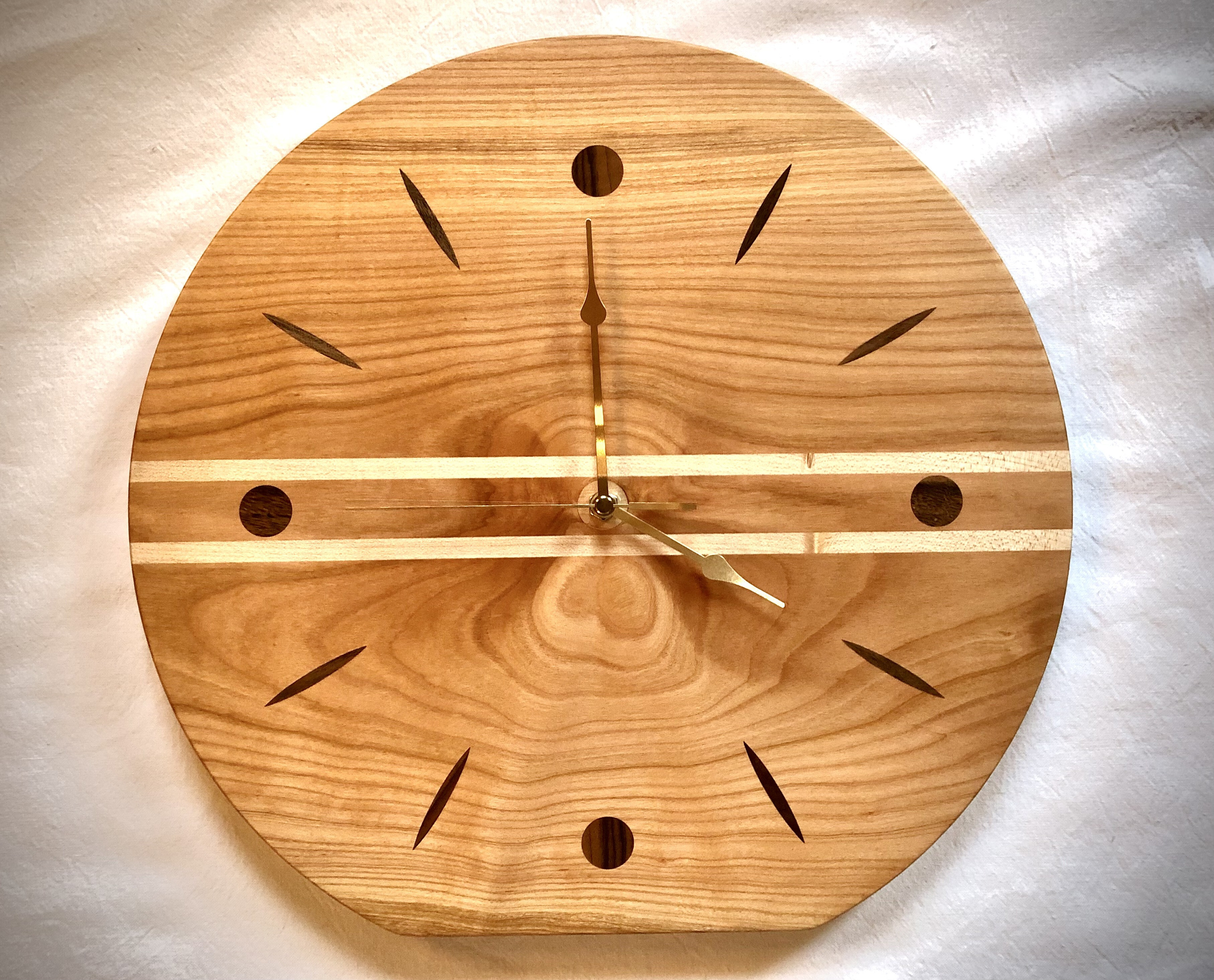 Wanduhr aus Kirschbaumholz mit Intarsien